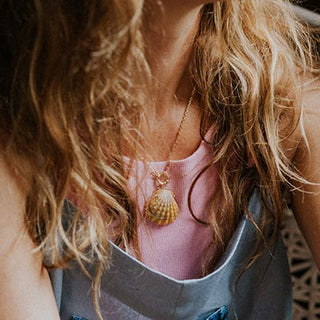 Wings Hawaii symphony moonrise shell necklace in gold fill