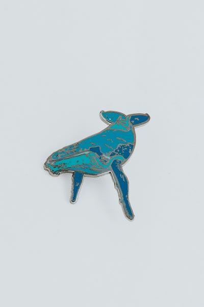 wings hawaii kohola whale pin