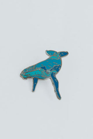 wings hawaii kohola whale pin