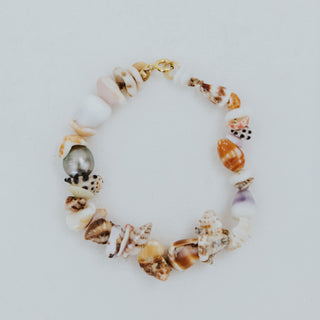Wings Hawaii shell pile bracelet with black tahitian pearl