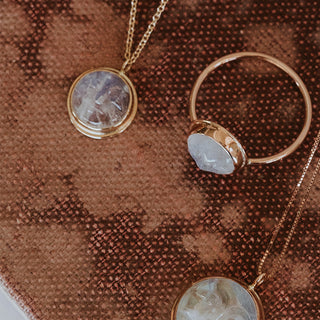 Small Moon Face Necklace - Moonstone 14k