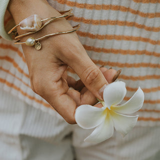 Ti Leaf Bangle - Cone Shell