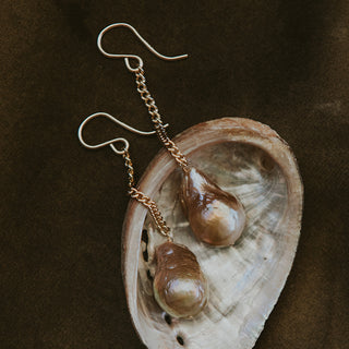 Hook Earrings with Baroque pearl dropped from a chain 
