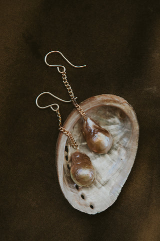 Hook Earrings with Baroque pearl dropped from a chain 