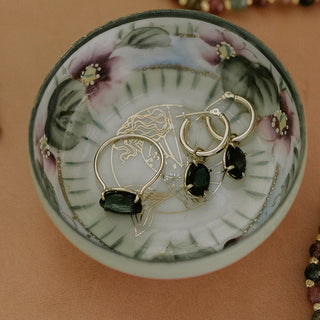 Prong set green tourmaline in 14K Yellow gold ring
