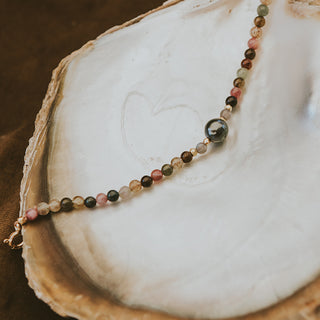 Beaded bracelet with tourmaline beads and a Tahitian pearl